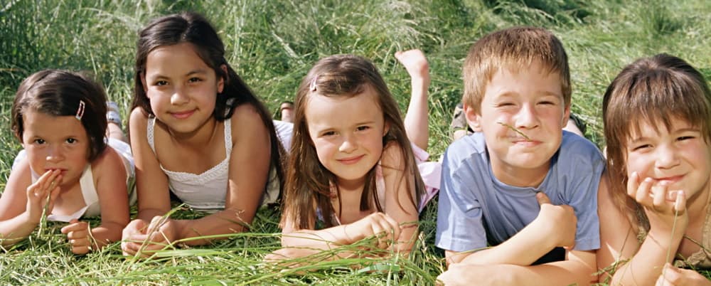 Enfants allongés dans l'herbe