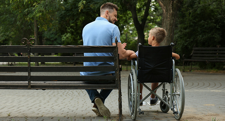 Père et fils en fauteuil roulant