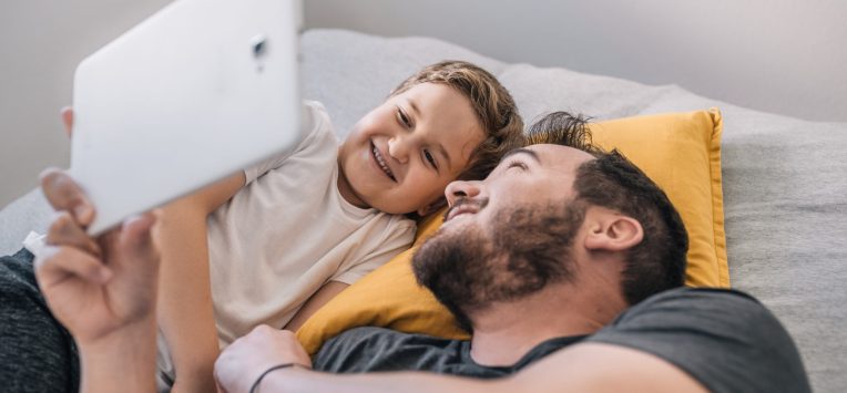 Père et fils avec tablette