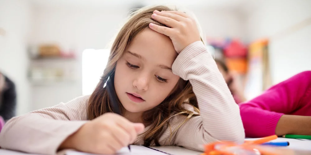 Petite fille concentrée en train d'écrire