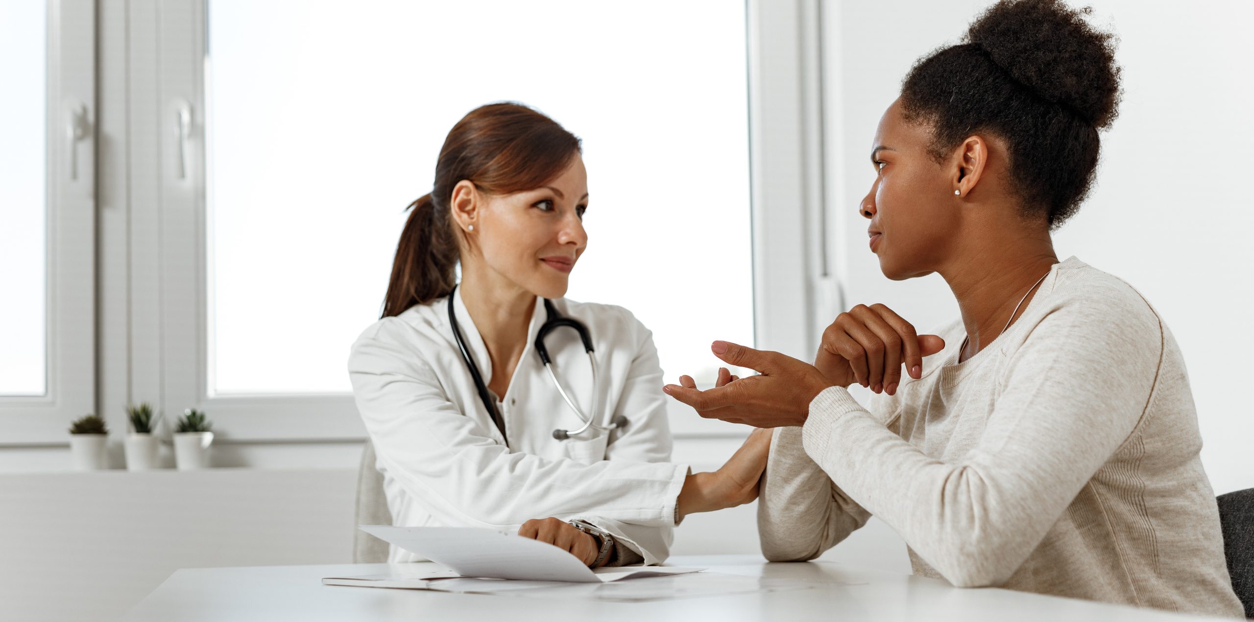 femme discutant avec un médecin