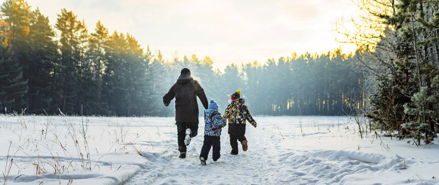 Famille jouant dans la neige