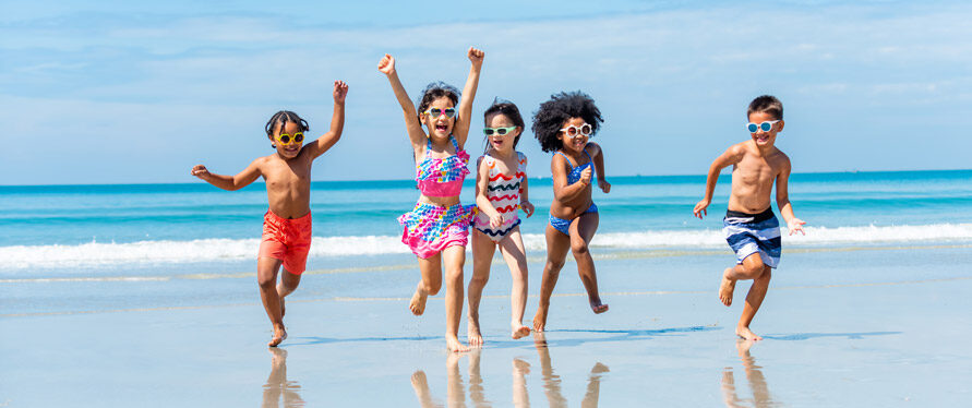 enfants profitant de la plage ensemble