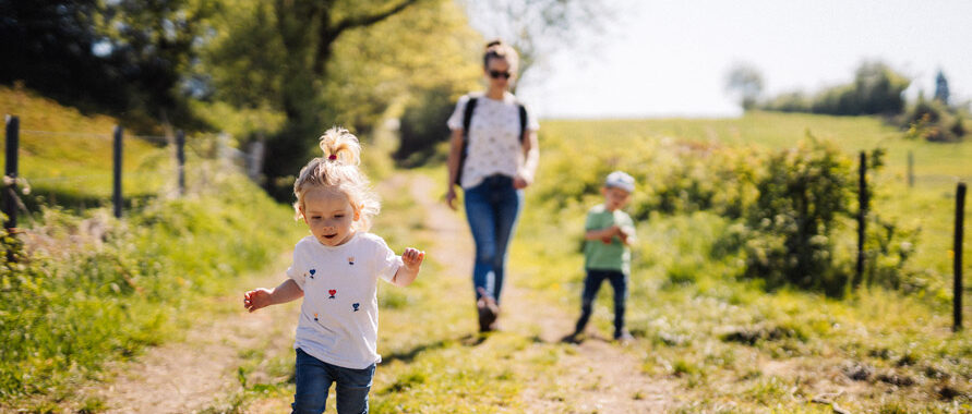 Familles dans la nature au printemps