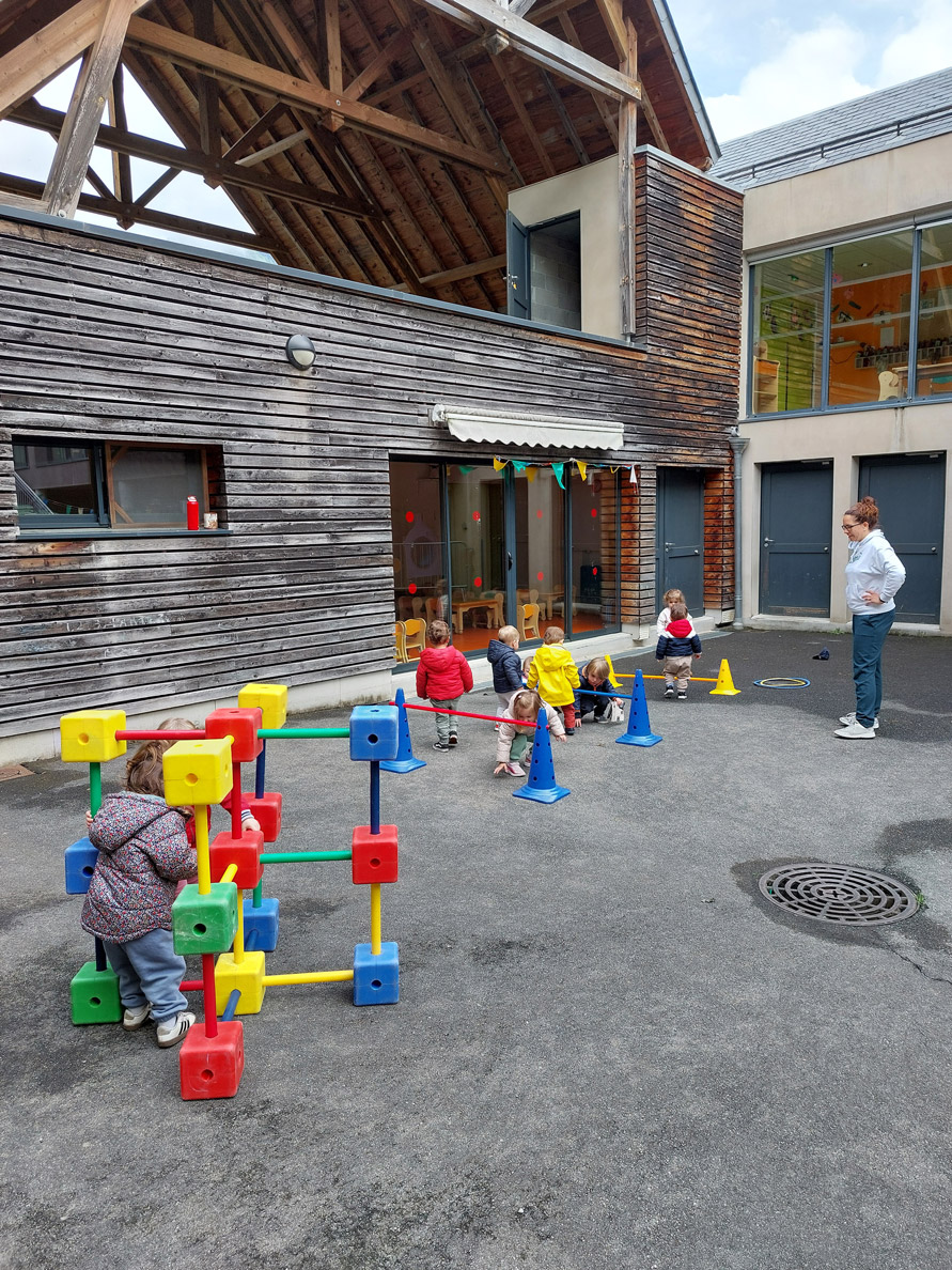 Enfants jouant dehors