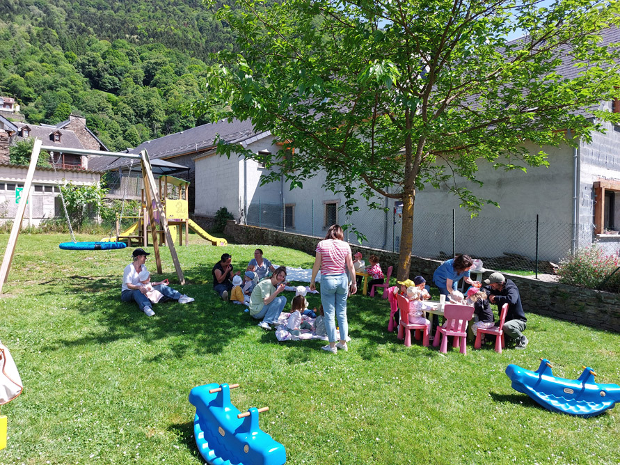 Enfants et professionnels dehors 