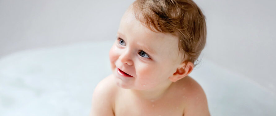 Petit enfant prenant son bain