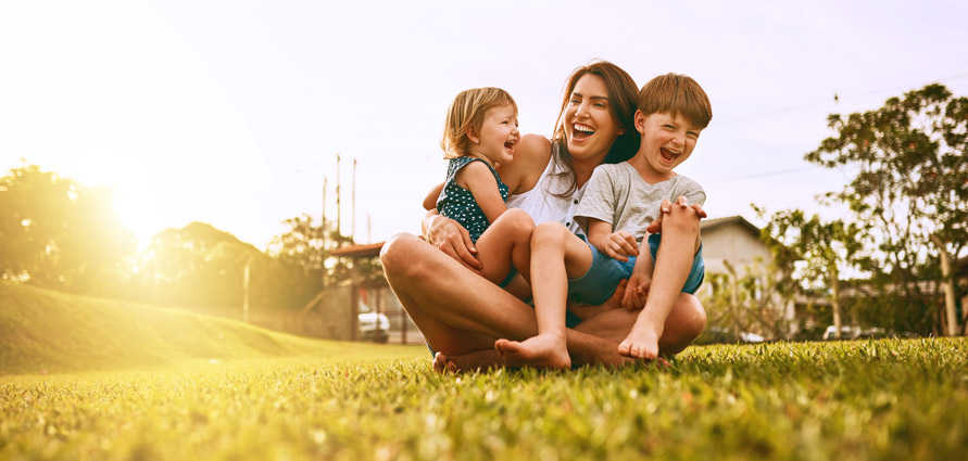 Enfants et parents jouant dans le jardin