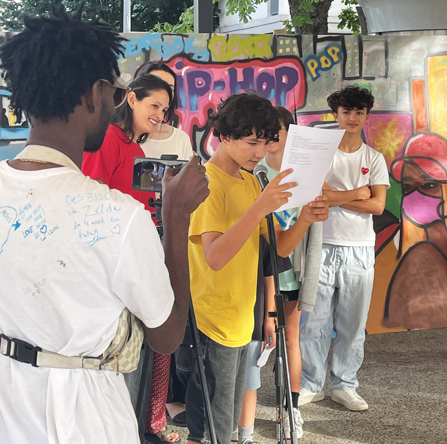 Jeunes adolescents lors d'un atelier musical