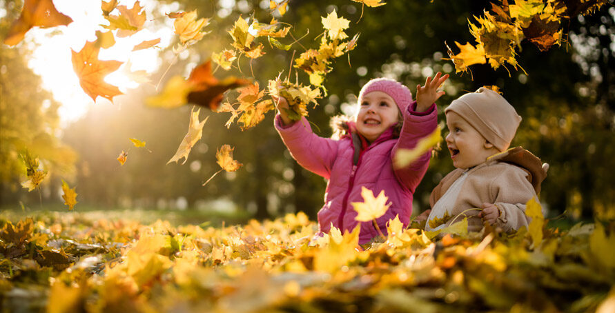Enfants dans la nature, jouant avec les feuilles